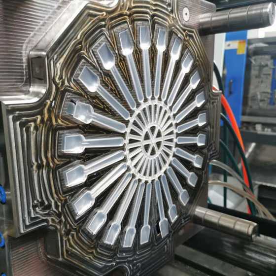 What are the characteristics of the knife, fork and spoon mold